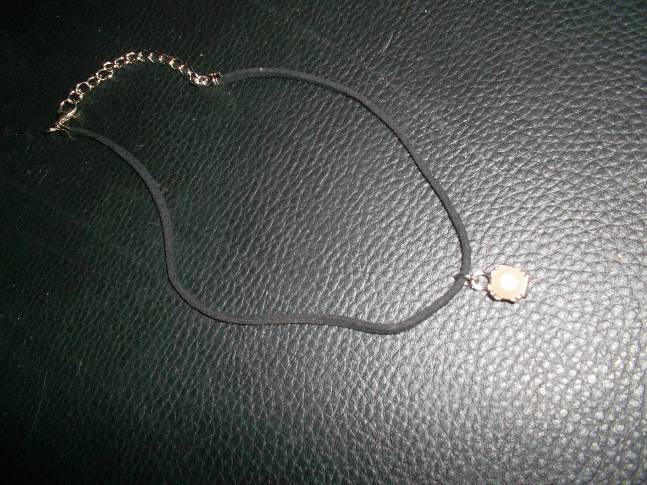schwarzes halsband,anhänger,weiße perle,38 cm