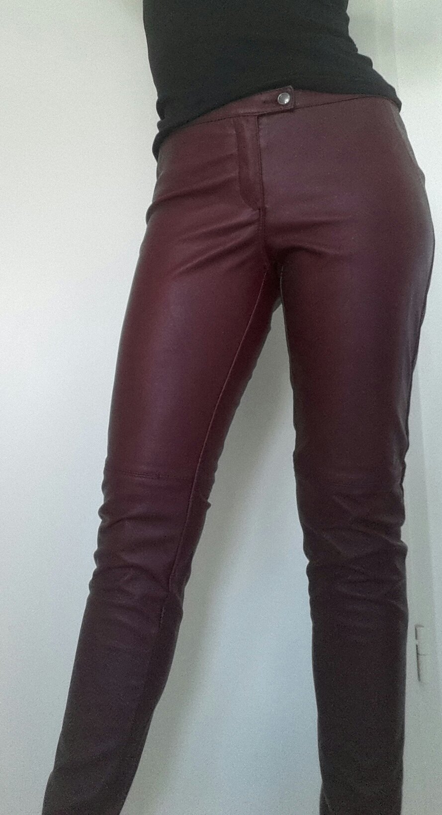 Neue, schöne, rote Lederhose