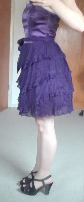 Trägerloses lila Volant Plissee-Kleid