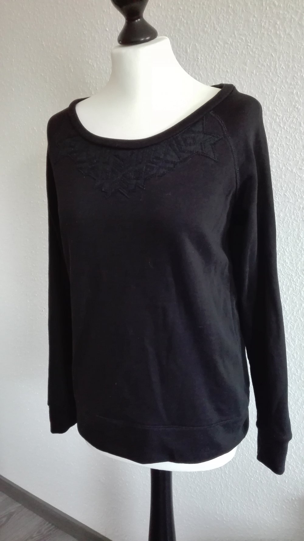 Schwarzer Pullover mit Stickerei