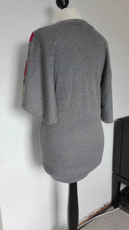 Langer Grauer Pullover mit Fledermausärmel