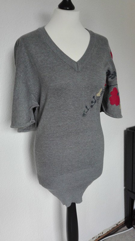 Langer Grauer Pullover mit Fledermausärmel