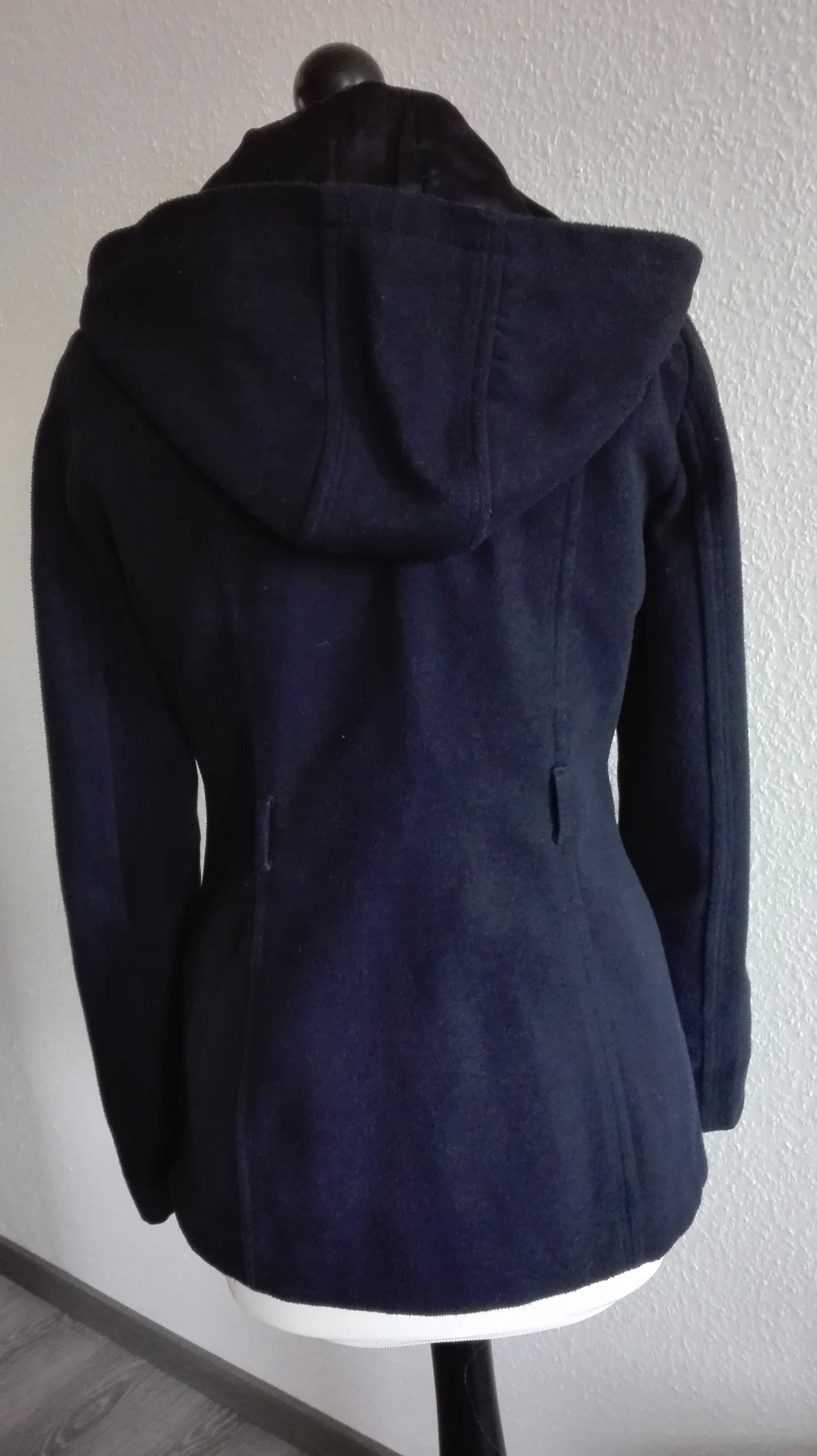 Dunkelblauer Mantel mit abnehmbare Kapuze