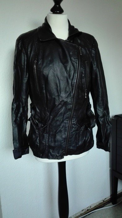 Schwarze Lederjacke mit Gürtel
