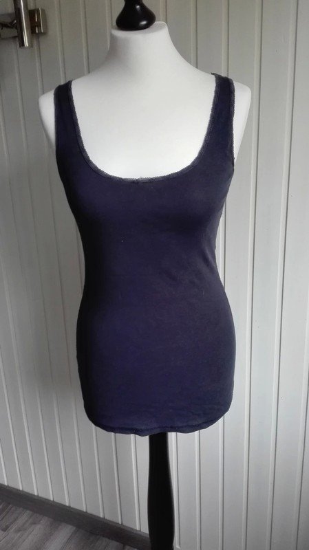 Blaues Basic Top mit Spitze