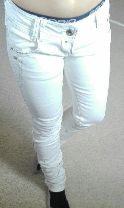 Weiße Hose mit Nietendetails