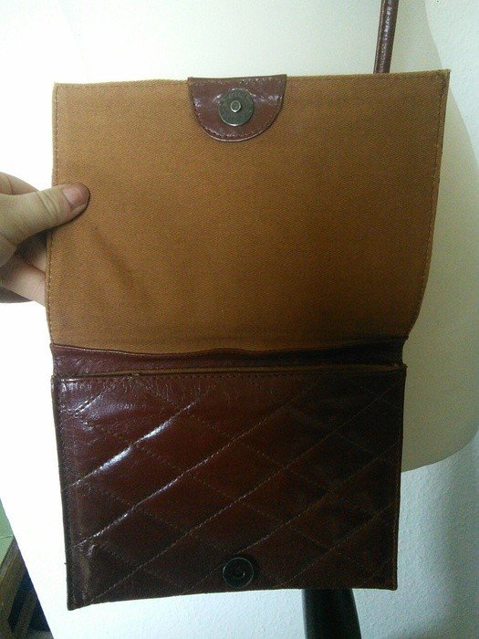 Kastanienbraune kleine Umhängetasche