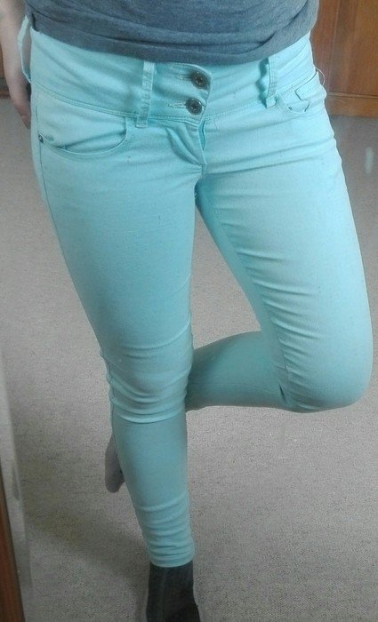 Babyblaue Hose mit goldenen Knöpfen