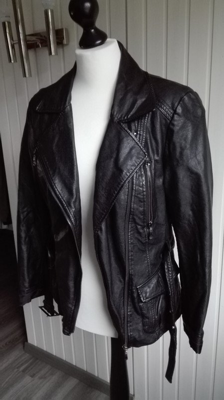Schwarze Lederjacke mit Gürtel