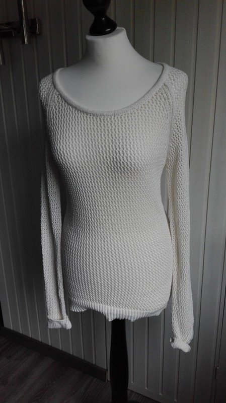 Weißer Strickpullover