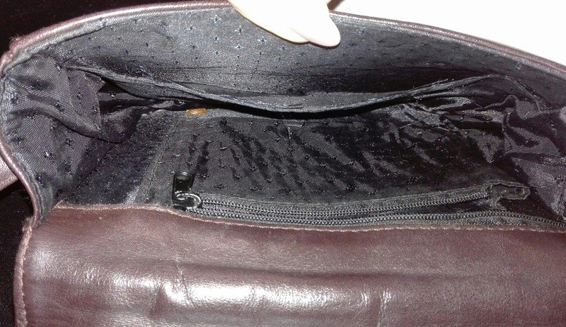 Kleine dunkelbraune Umhängtasche