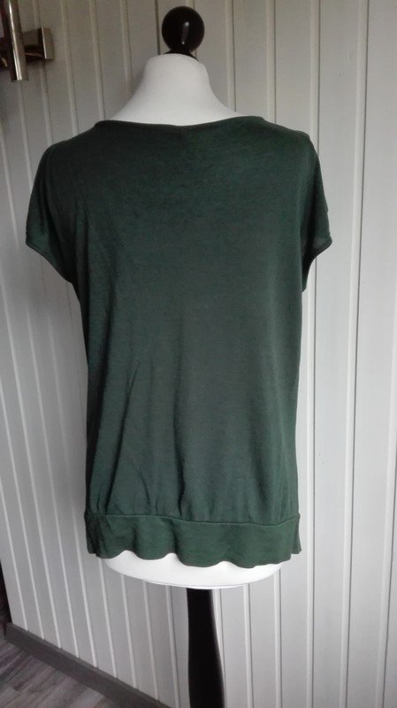 Dunkelgrünes Top mit Spitzen Ausschnitt