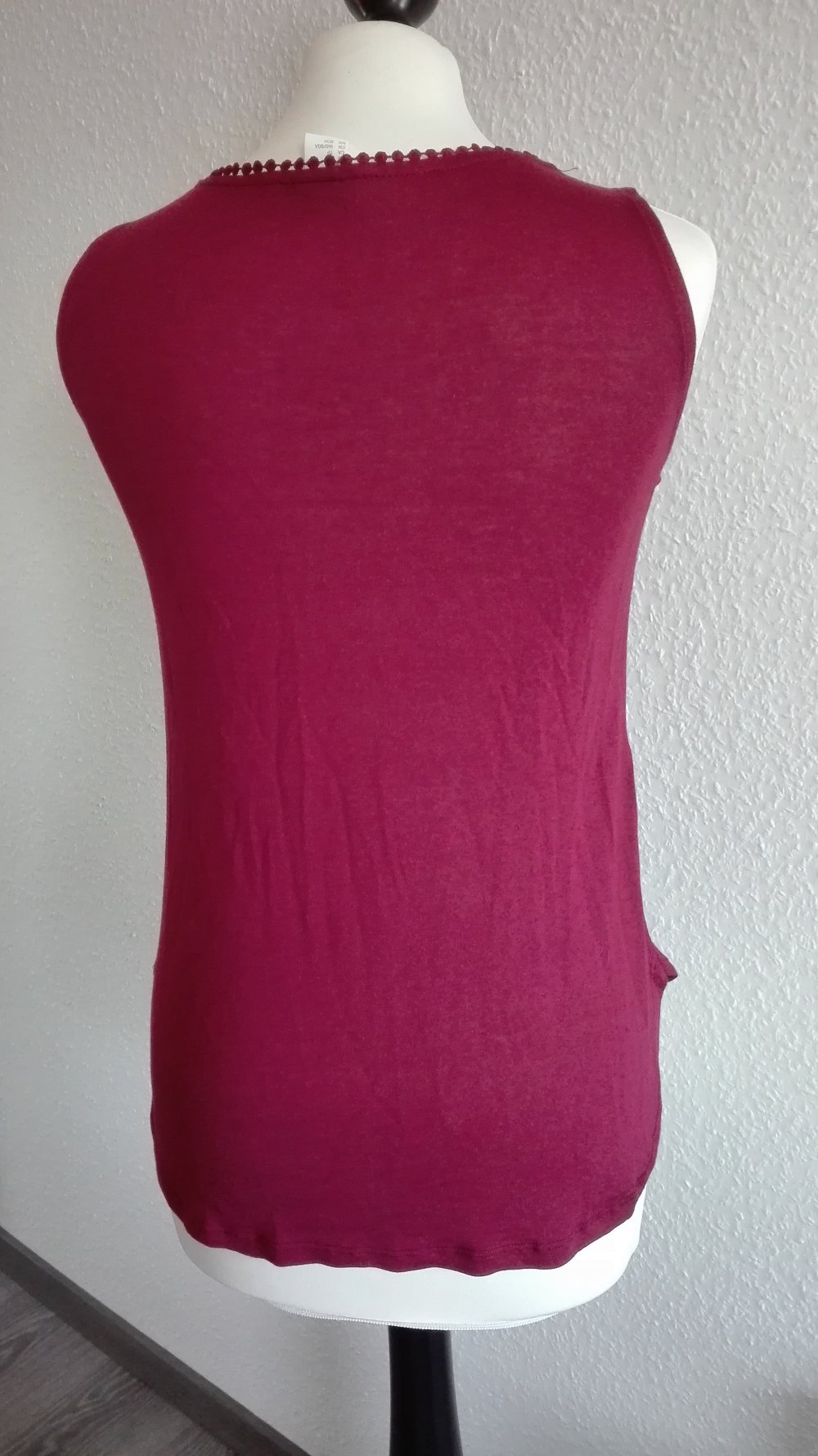 Bordeauxrotes Top mit Spitze