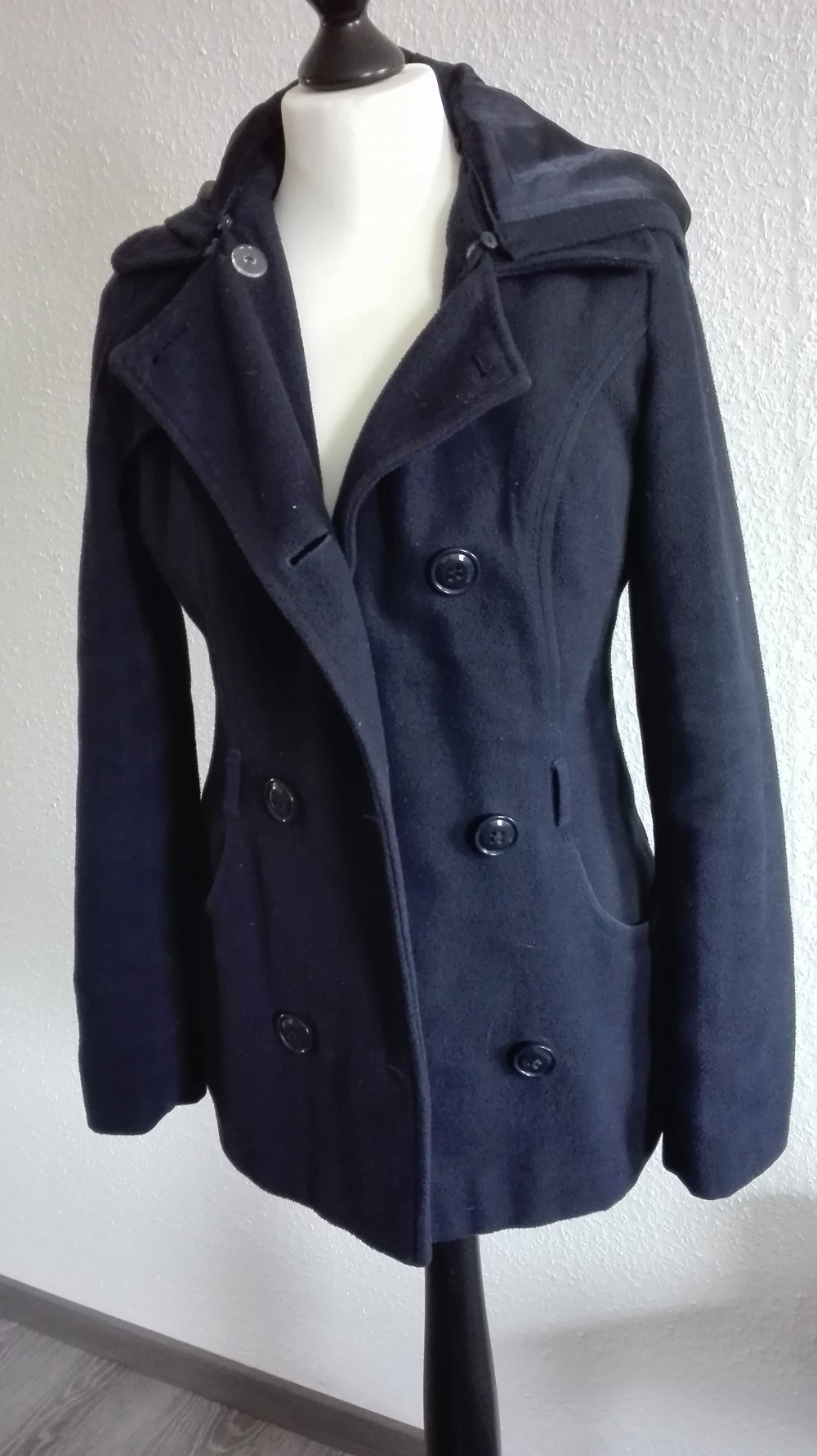 Dunkelblauer Mantel mit abnehmbare Kapuze