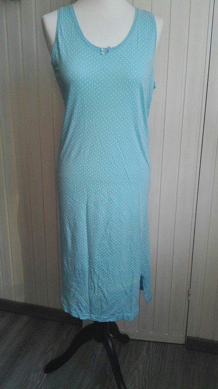 Blaues Nachtkleid mit Punkten