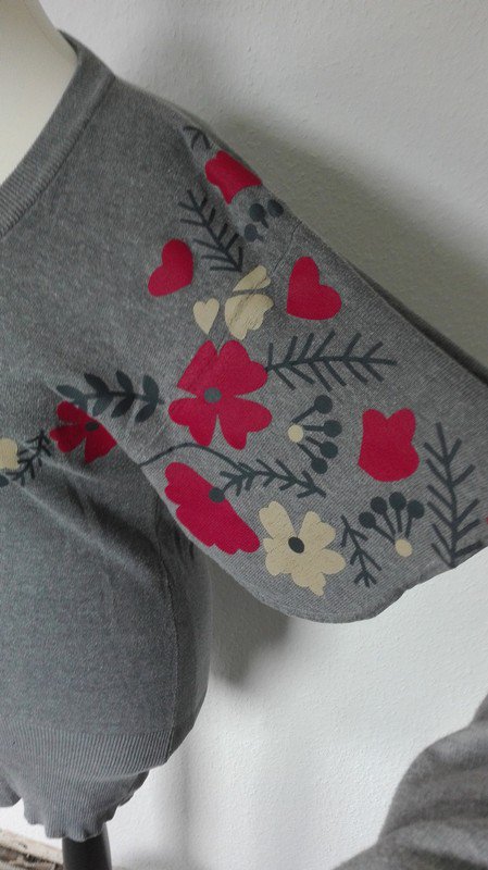 Langer Grauer Pullover mit Fledermausärmel