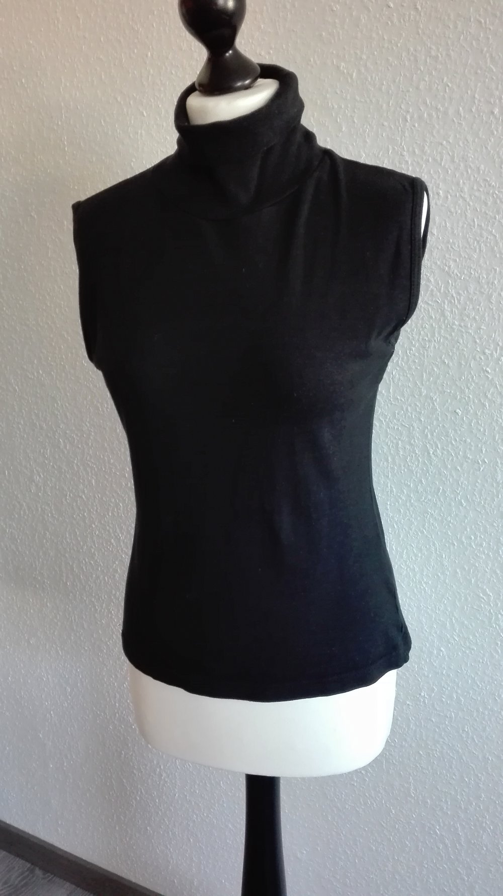 Schwarzer ärmelloser Rollkragen