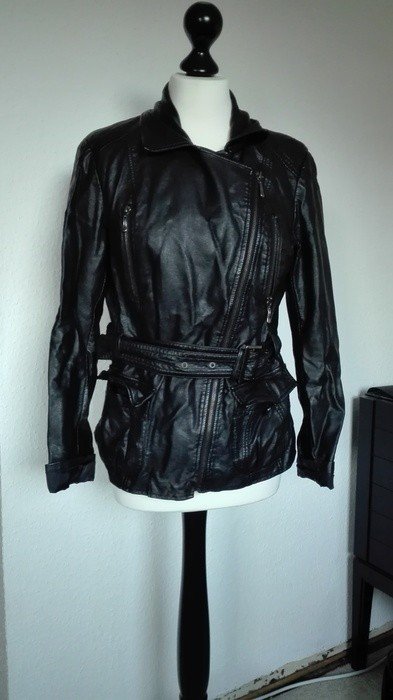 Schwarze Lederjacke mit Gürtel