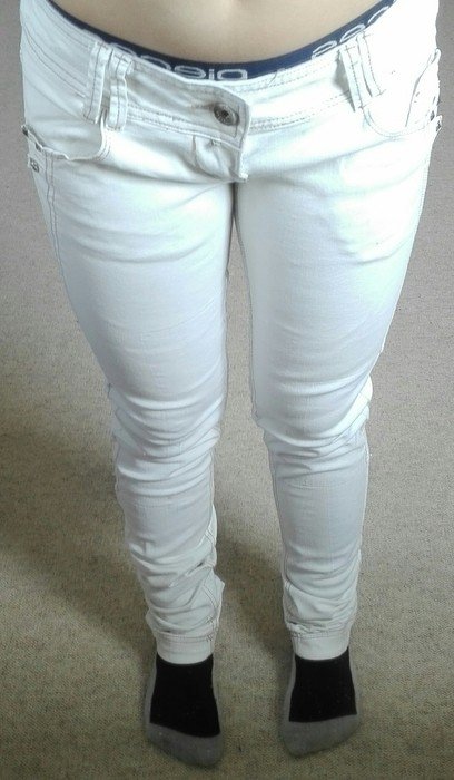 Weiße Hose mit Nietendetails