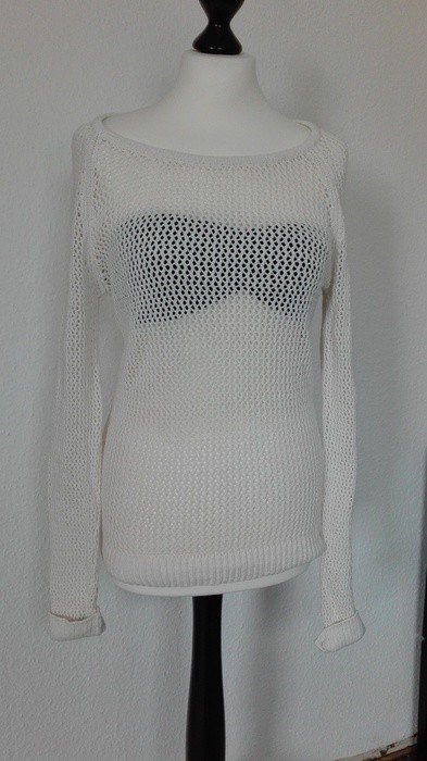 Weißer Strickpullover