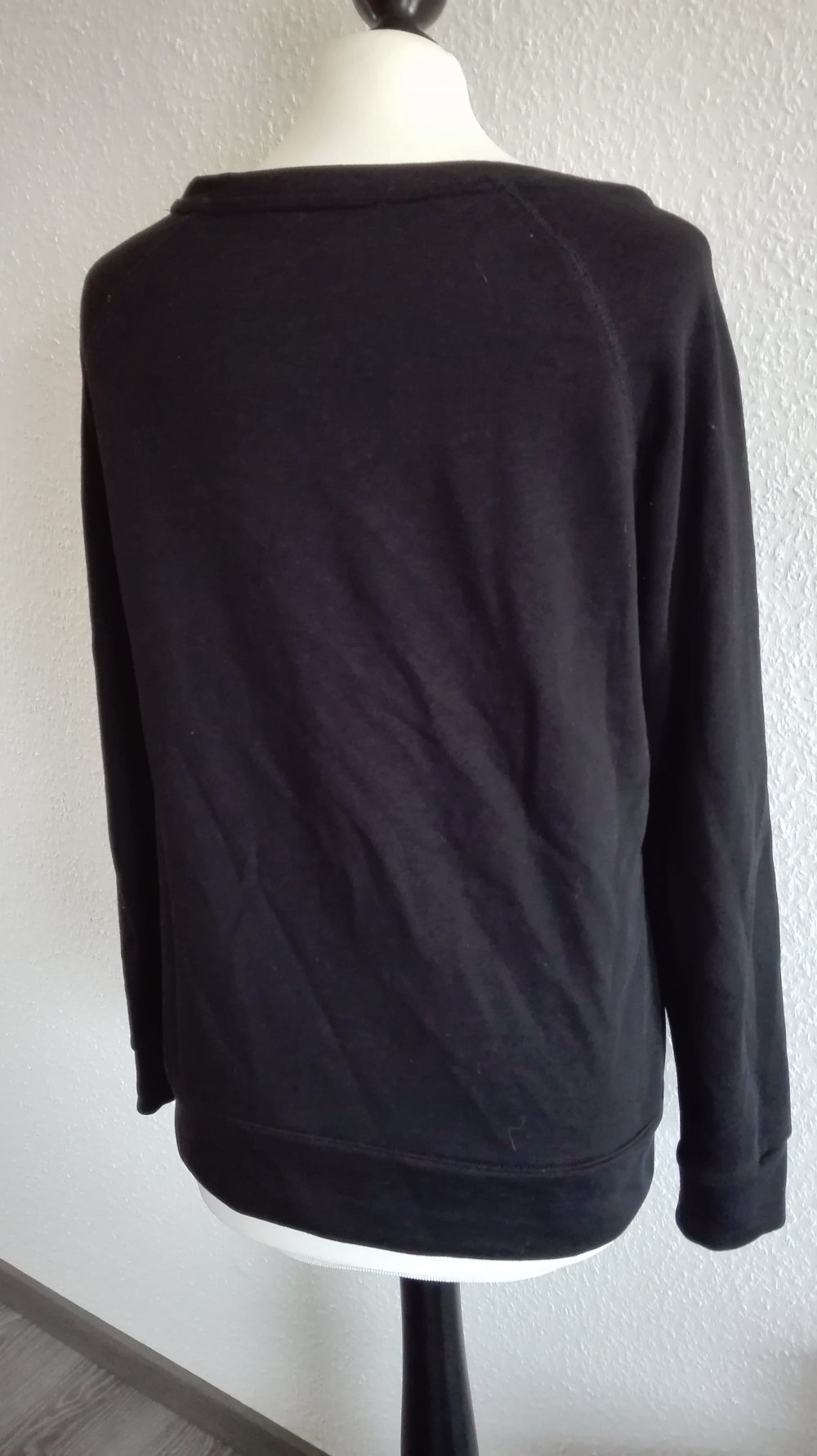 Schwarzer Pullover mit Stickerei