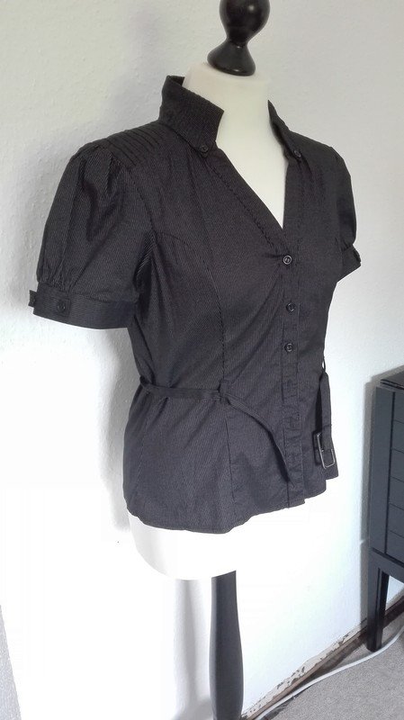 Kurzarmige Bluse mit Gürtel