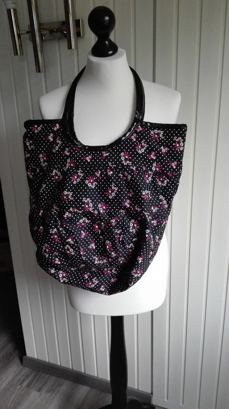 Große Tasche mit schönem Blümchenmuster