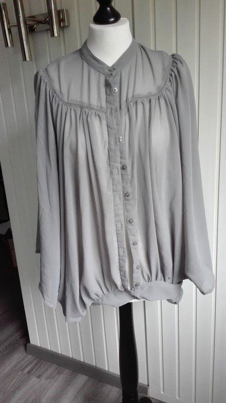 Schöner Cardigan / Bluse / Tunika mit Flederausärmel