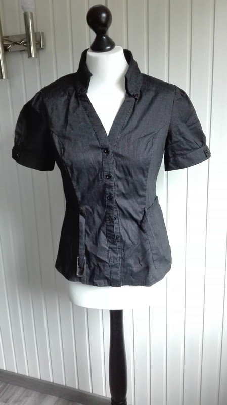 Kurzarmige Bluse mit Gürtel
