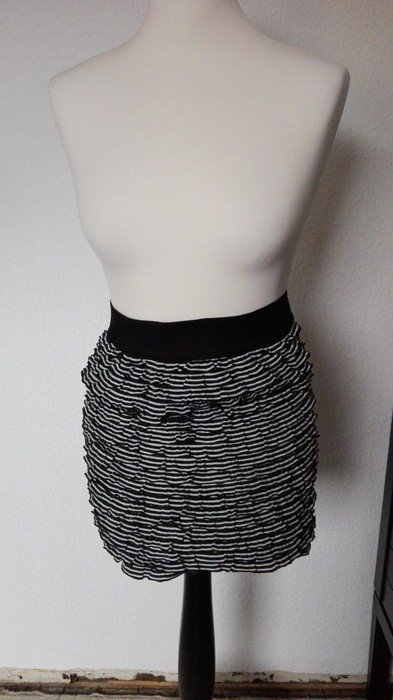 Schwarz-weiß gestreifter High-Waist-Rock