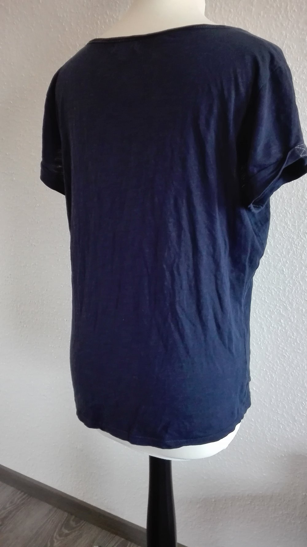 Dunkelblaues Croptop