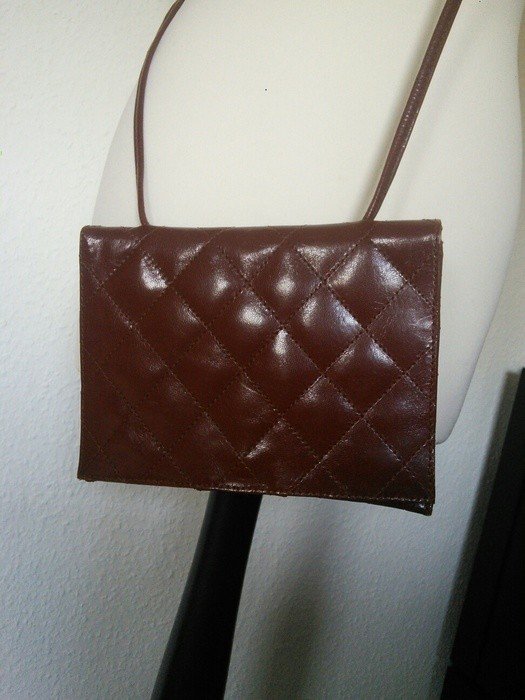 Kastanienbraune kleine Umhängetasche