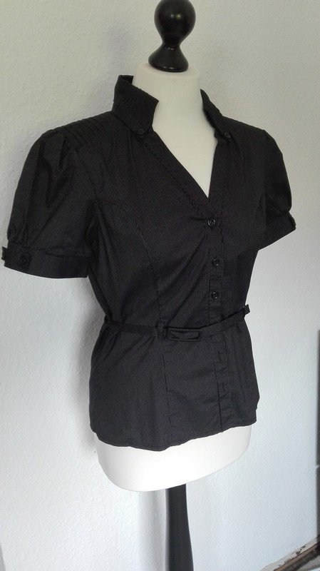 Kurzarmige Bluse mit Gürtel