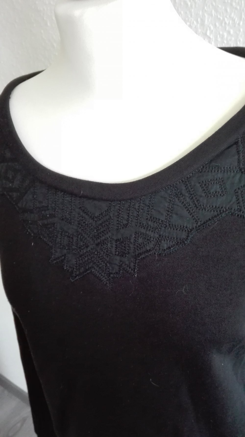 Schwarzer Pullover mit Stickerei