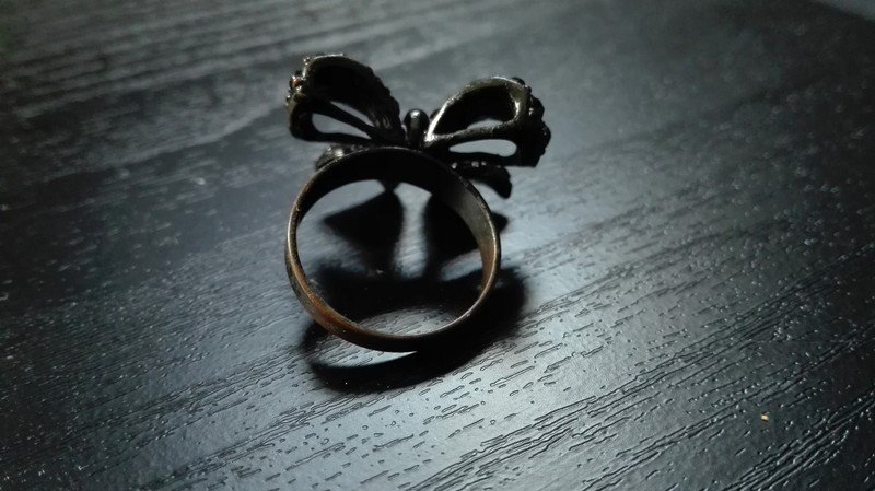 Schwarzer Schleifen Ring