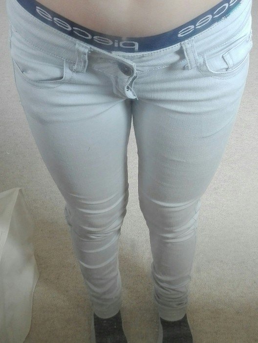 Schöne Hellgraue Röhrenjeans