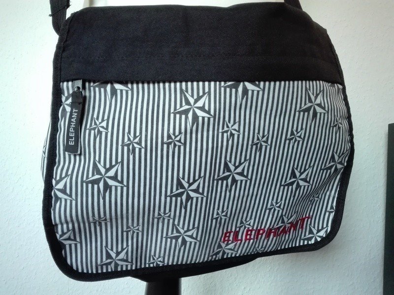 Schwarz Weiß gestreifte Umhängtasche