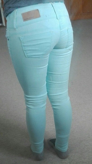 Babyblaue Hose mit goldenen Knöpfen