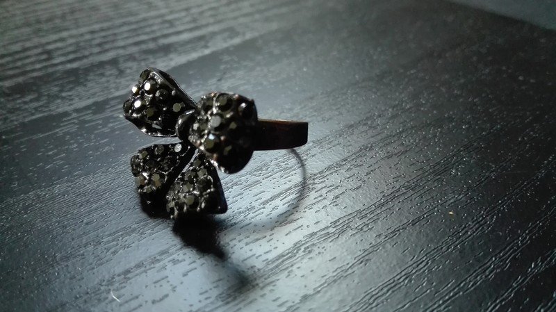 Schwarzer Schleifen Ring