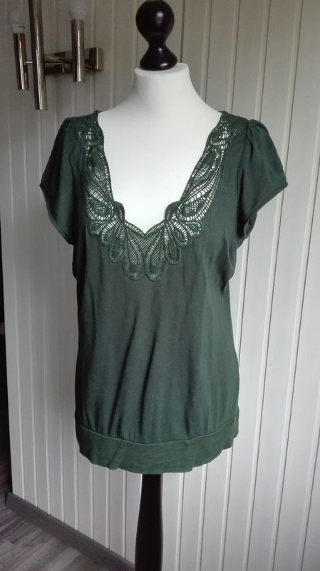 Dunkelgrünes Top mit Spitzen Ausschnitt