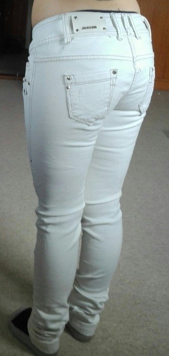 Weiße Hose mit Nietendetails