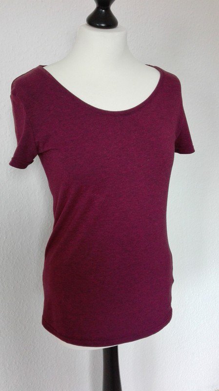 Burgunderrotes T-Shirt