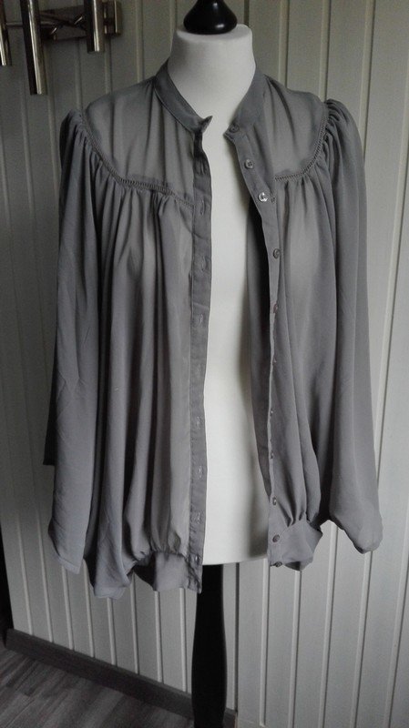 Schöner Cardigan / Bluse / Tunika mit Flederausärmel