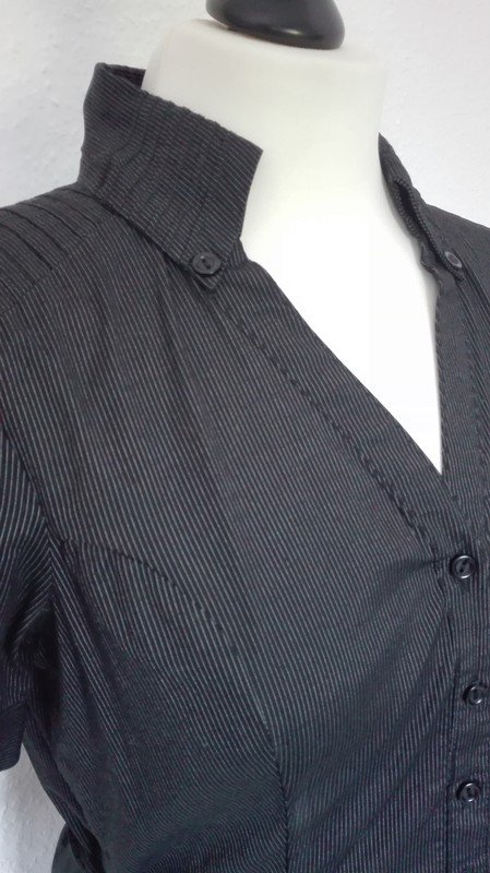 Kurzarmige Bluse mit Gürtel