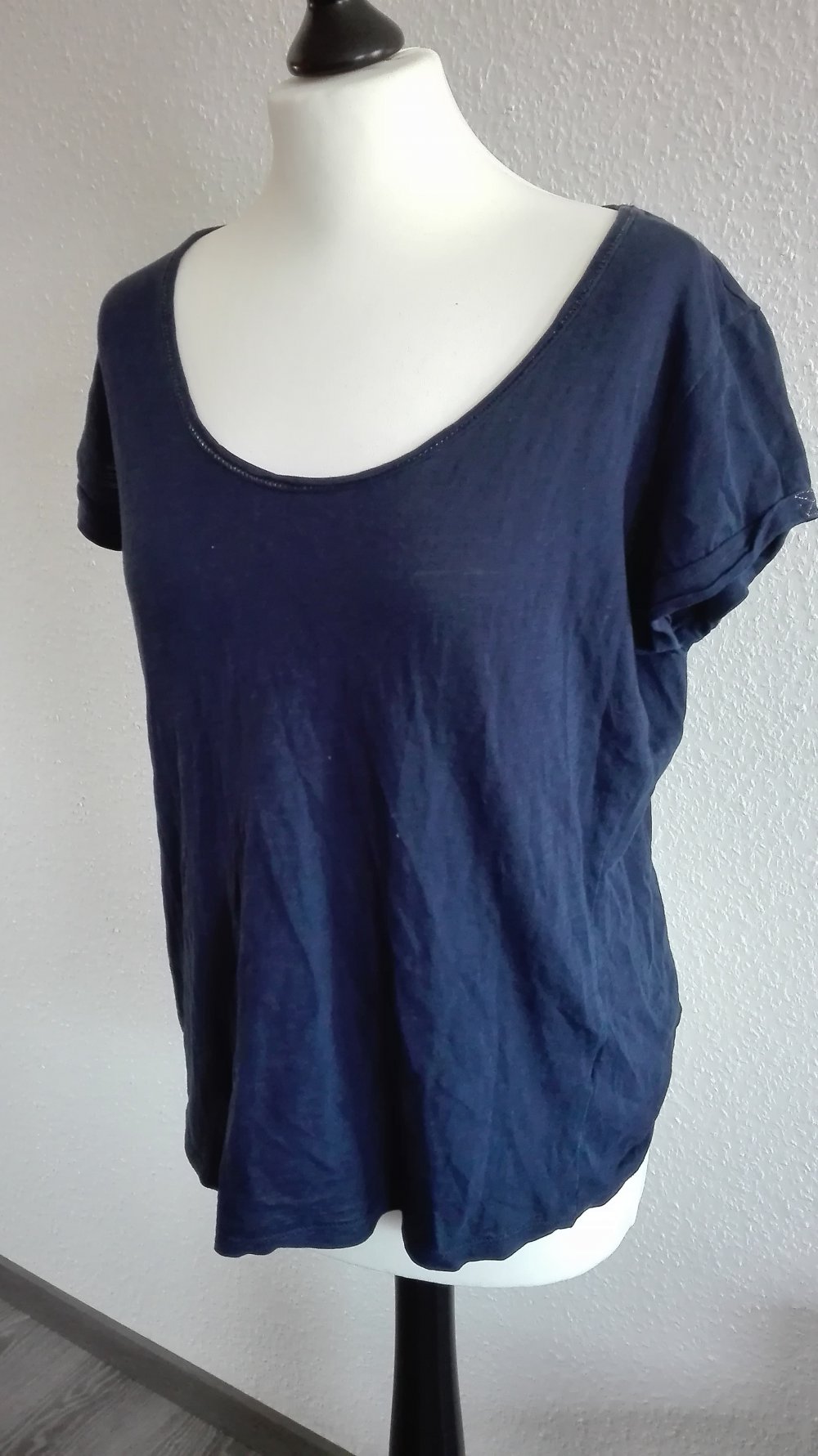 Dunkelblaues Croptop