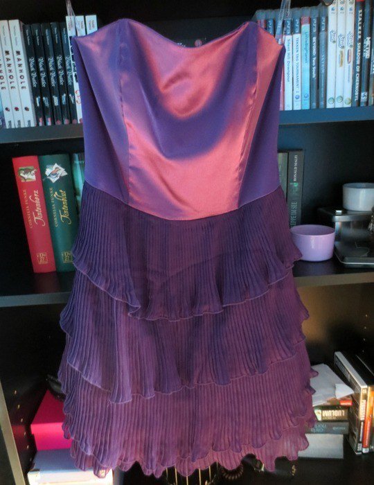 Trägerloses lila Volant Plissee-Kleid