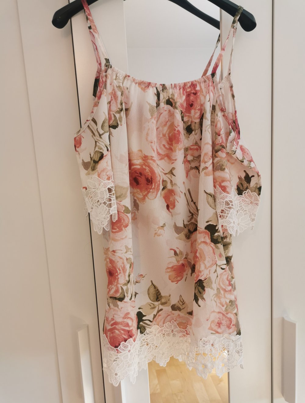 Schulterfreie Bluse mit schönem Rosenmuster