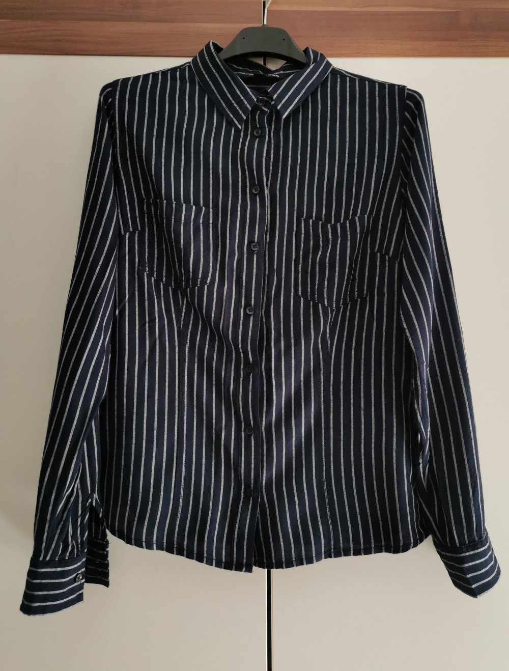 Schönes gestreiftes Hemd