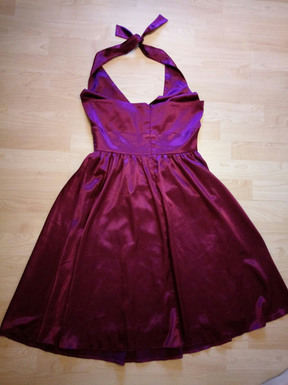 Elegantes violettes Kleid