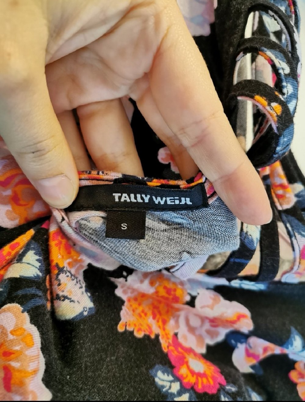 Wunderschönes Blumenkleid mit Rückenausschnitt